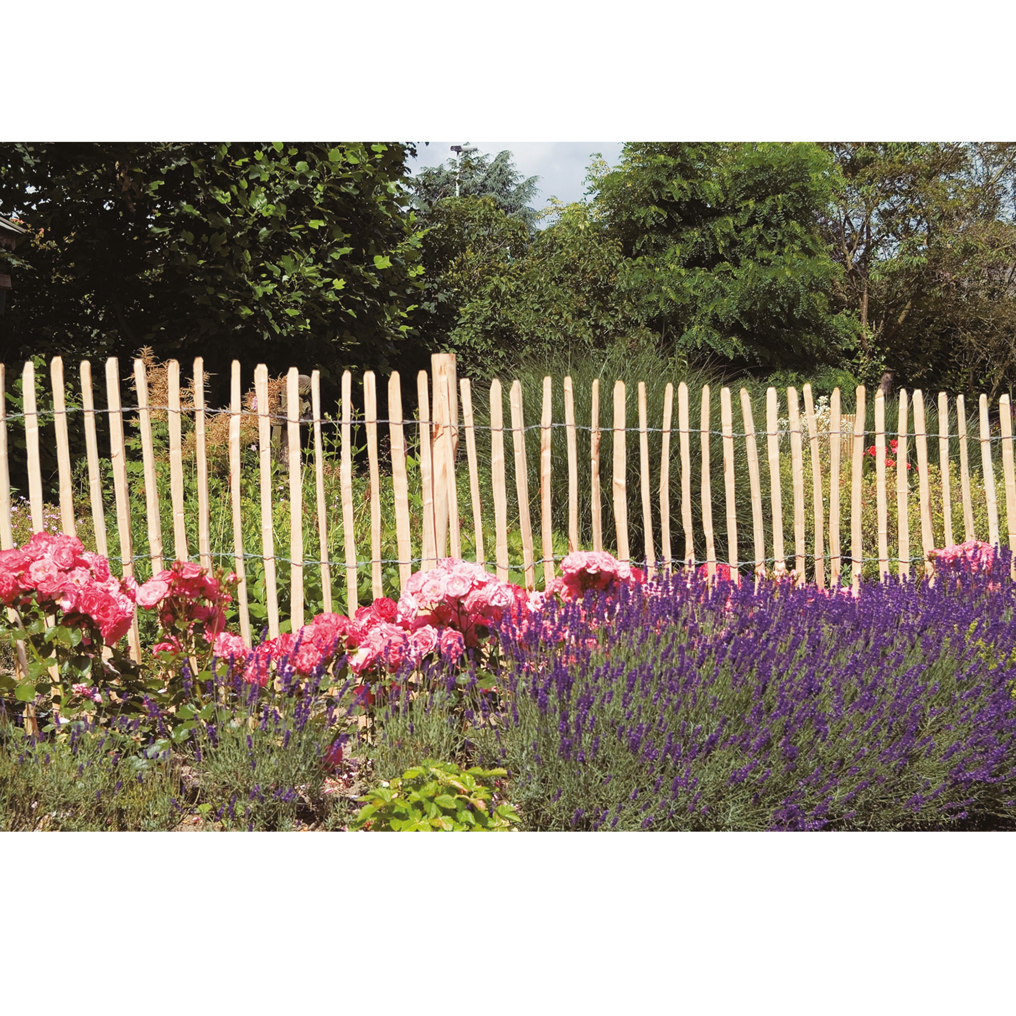 Panneaux en bois de noisetier tressé à utiliser comme écran de jardin